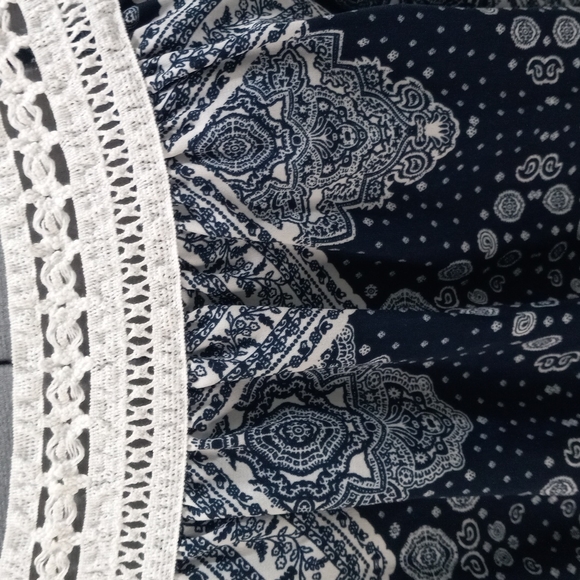 IZ Byer Sz Small. Blue/White Hankerchief W/Elastic Embroidered Shoulder Top - Picture 3 of 6